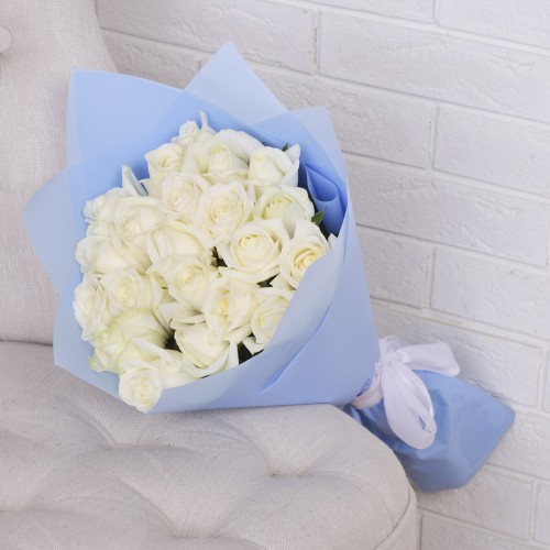 Купить на заказ Букет из 21 белой розы с доставкой в Каратау