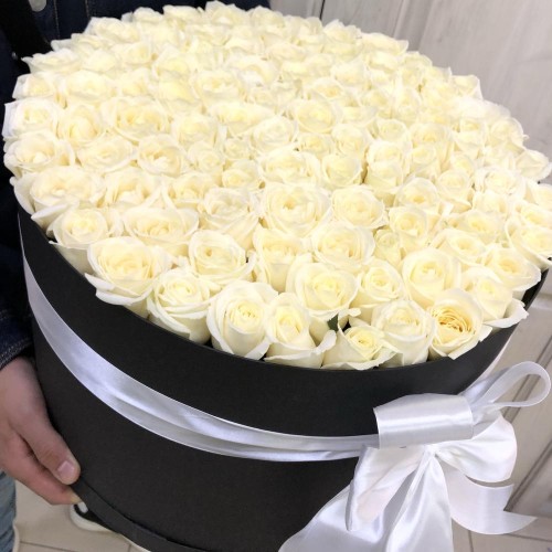 Купить на заказ 101 белая роза в коробке с доставкой в Каратау