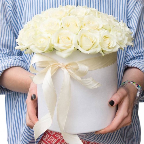 Купить на заказ 25 белых роз в коробке с доставкой в Каратау