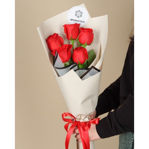 Купить на заказ Букет из 5 красных роз с доставкой в Каратау