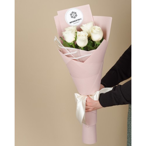 Купить на заказ Букет из 5 белых роз с доставкой в Каратау