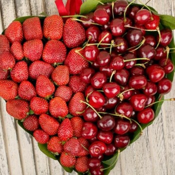 Коробка "клубника и черешня" Коробка "клубника и черешня"